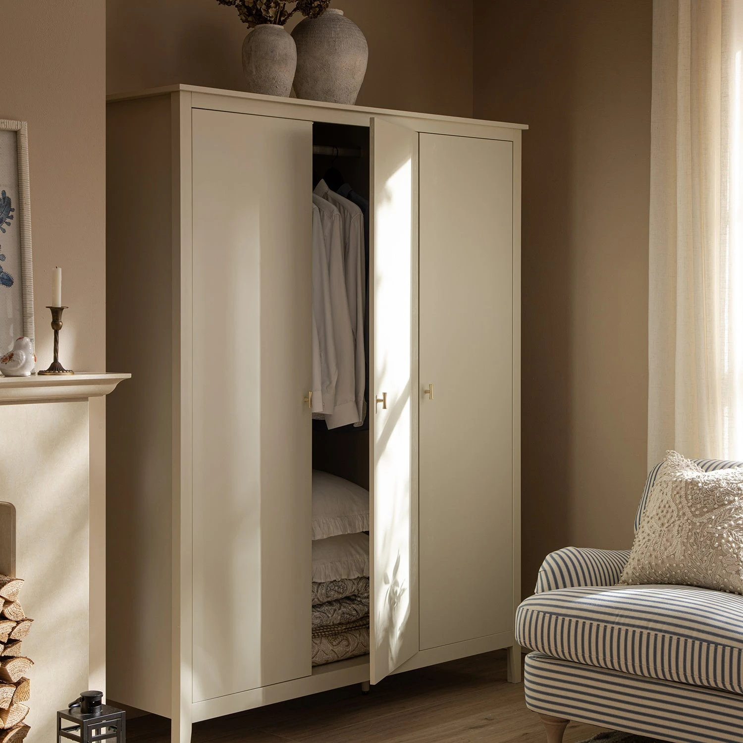 Oakham Triple Wardrobe, Shaded White 4 Oakham Triple Wardrobe, Shaded White - Image 4