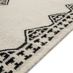 Atlan Cream & Black Handwoven Wool Runner 9 Atlan Cream & Black Handwoven Wool Runner -Daals Store KI ATLAN RUG BLACK RUNNER detail2