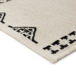 Atlan Cream & Black Handwoven Wool Runner 10 Atlan Cream & Black Handwoven Wool Runner -Daals Store KI ATLAN RUG BLACK RUNNER detail3