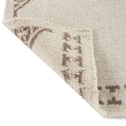 Atlan Cream & Taupe Handwoven Wool Runner 11 Atlan Cream & Taupe Handwoven Wool Runner -Daals Store KI ATLAN RUG TAUPE RUNNER detail4