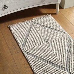 Avanti Handwoven Salt And Pepper Diamond Bobble Wool Runner 10 Avanti Handwoven Salt And Pepper Diamond Bobble Wool Runner -Daals Store KI AVANTIRUNNER DIAM scene1