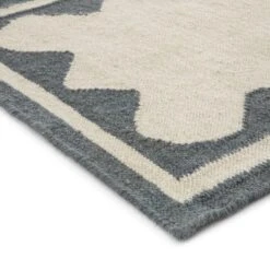 Matilda Cream with Blue Scallop Border – Handwoven 100% Wool Flat-Woven Runner Rug -Daals Store KI MATILDA RUG BLUE RUNNER detail3