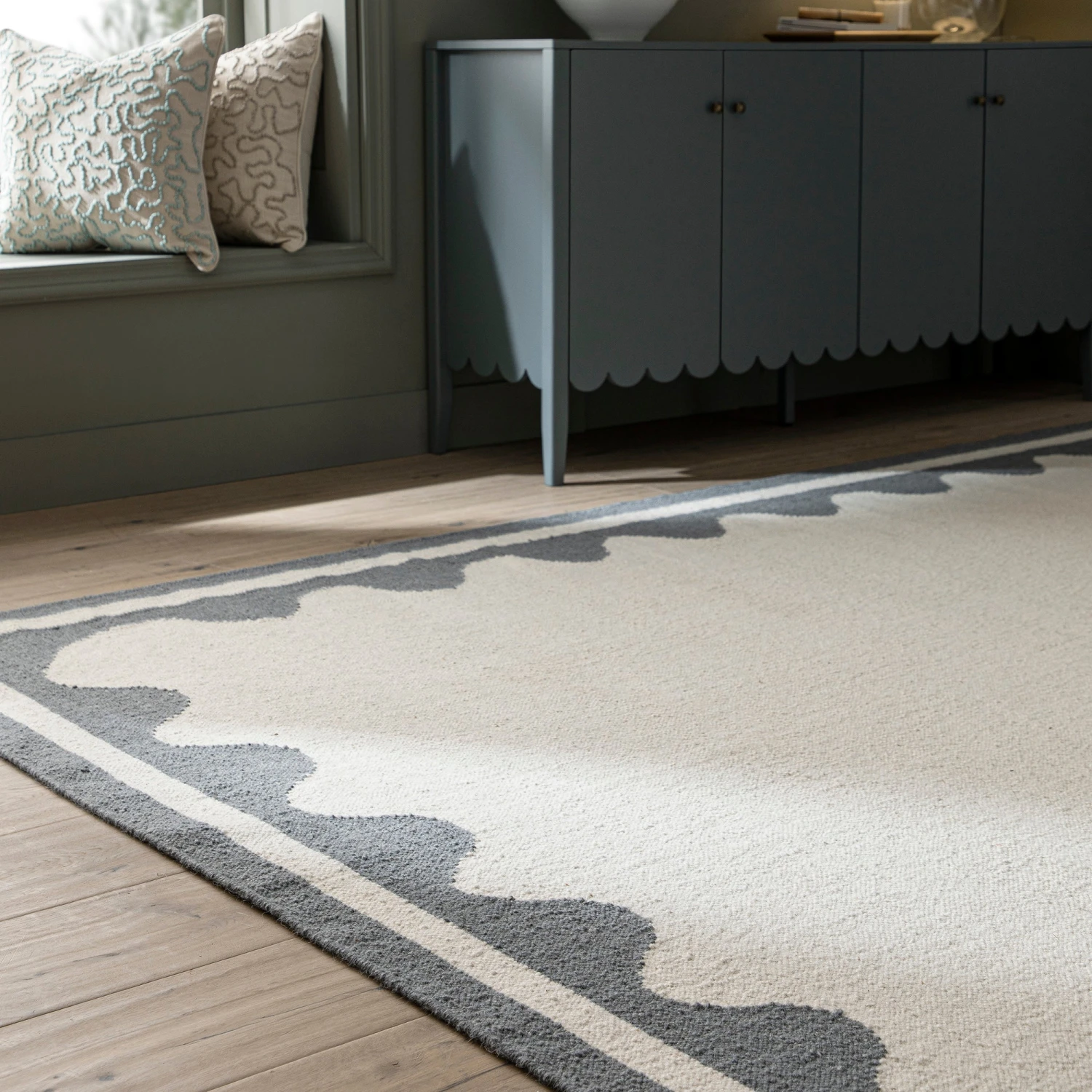 Matilda Blue Scallop Border Handwoven Wool Rug 3 Matilda Blue Scallop Border Handwoven Wool Rug - Image 3