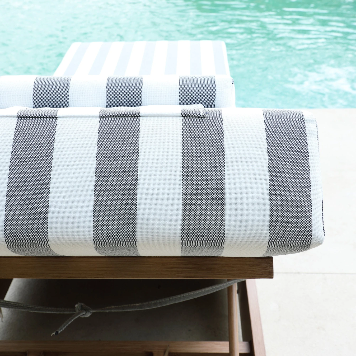 Jardin Aluminium Outdoor Sun Lounger, Natural With Blue Stripes 5 Jardin Aluminium Outdoor Sun Lounger, Natural With Blue Stripes - Image 5