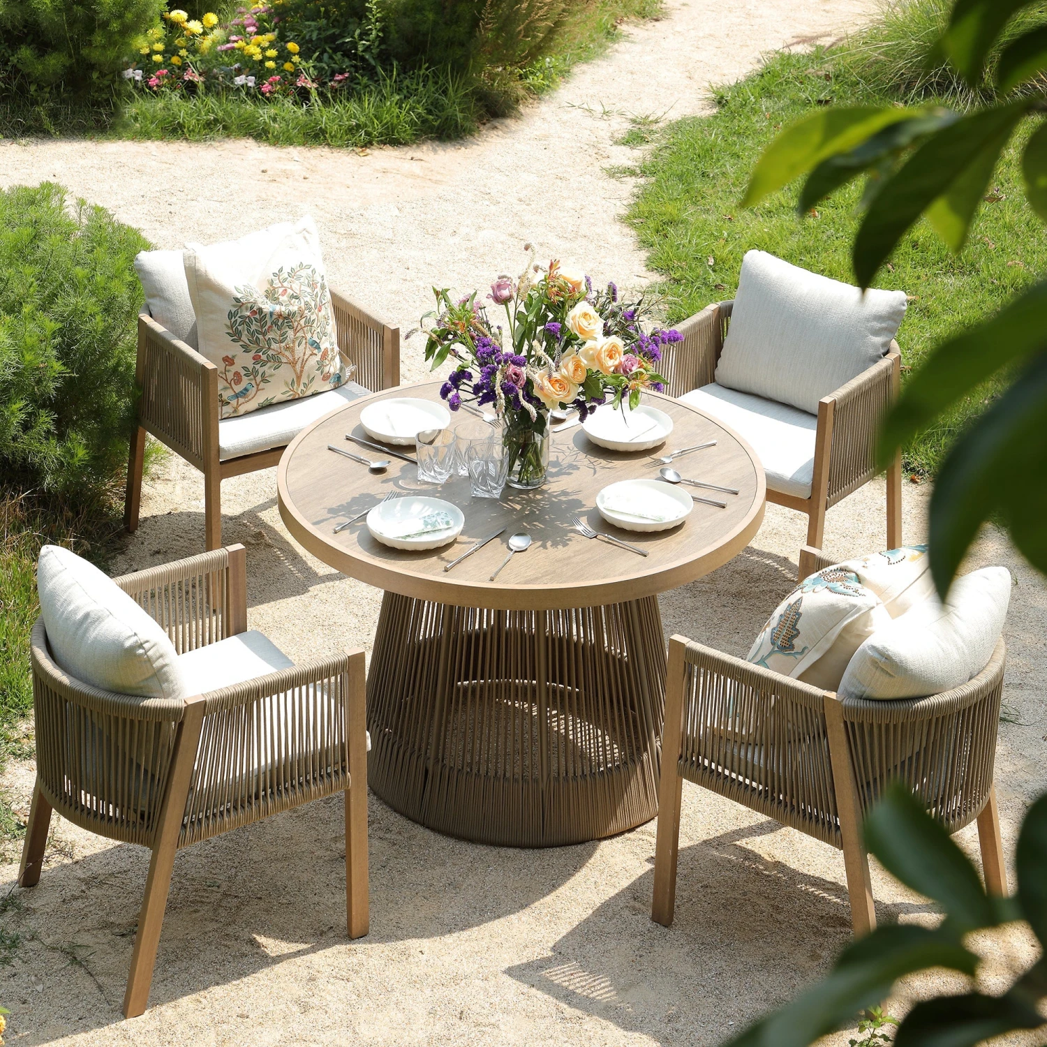 Pedra Rope And Aluminium Outdoor 4-Seater Round Dining Set, Natural 2 Pedra Rope And Aluminium Outdoor 4-Seater Round Dining Set, Natural - Image 2