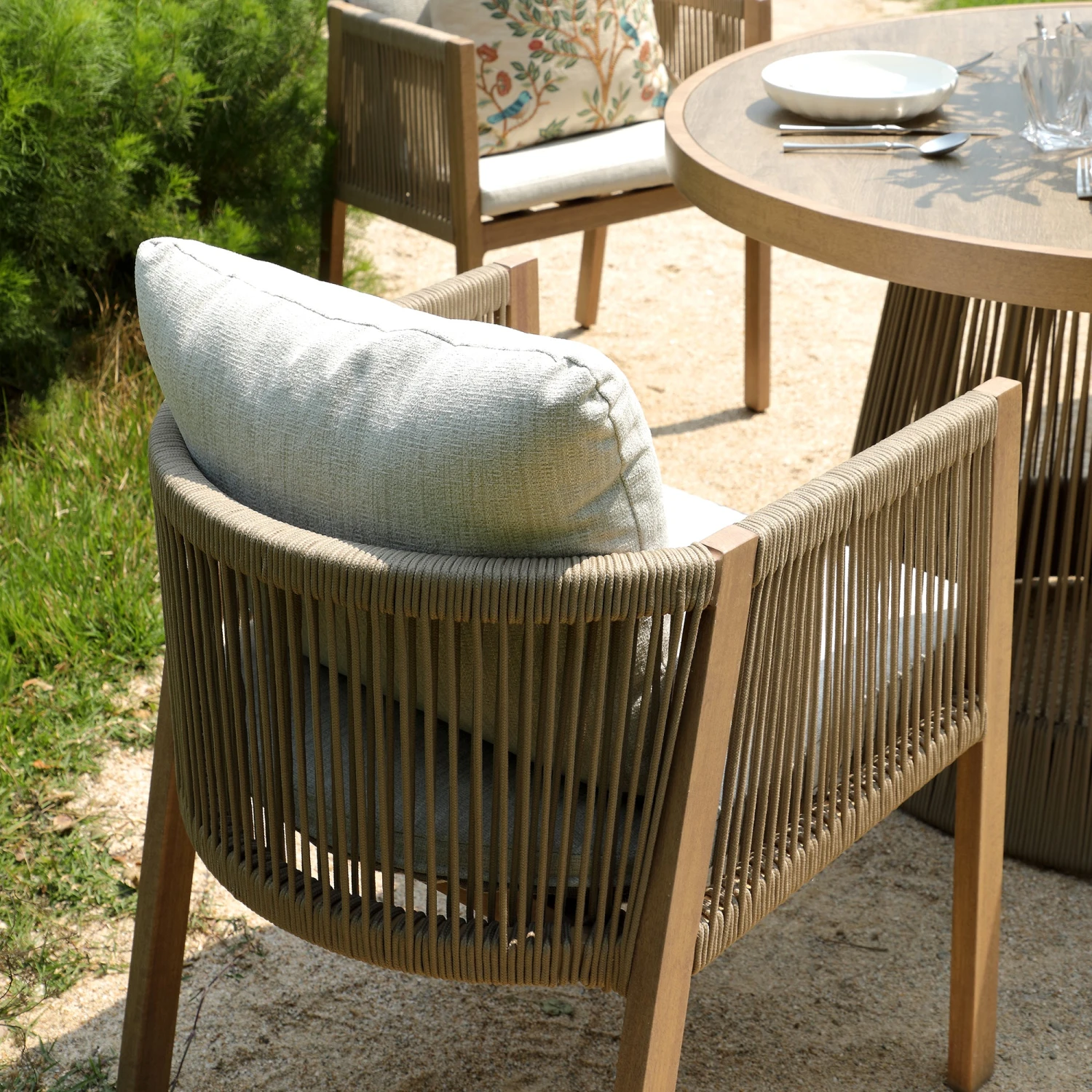 Pedra Rope And Aluminium Outdoor 4-Seater Round Dining Set, Natural 5 Pedra Rope And Aluminium Outdoor 4-Seater Round Dining Set, Natural - Image 5