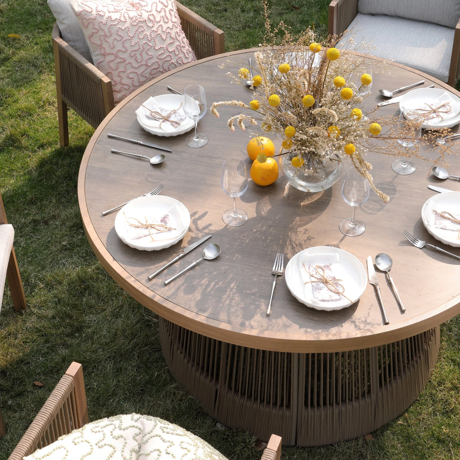 Pedra Rope And Aluminium Outdoor 6-Seater Round Dining Set, Natural 4 Pedra Rope And Aluminium Outdoor 6-Seater Round Dining Set, Natural - Image 4