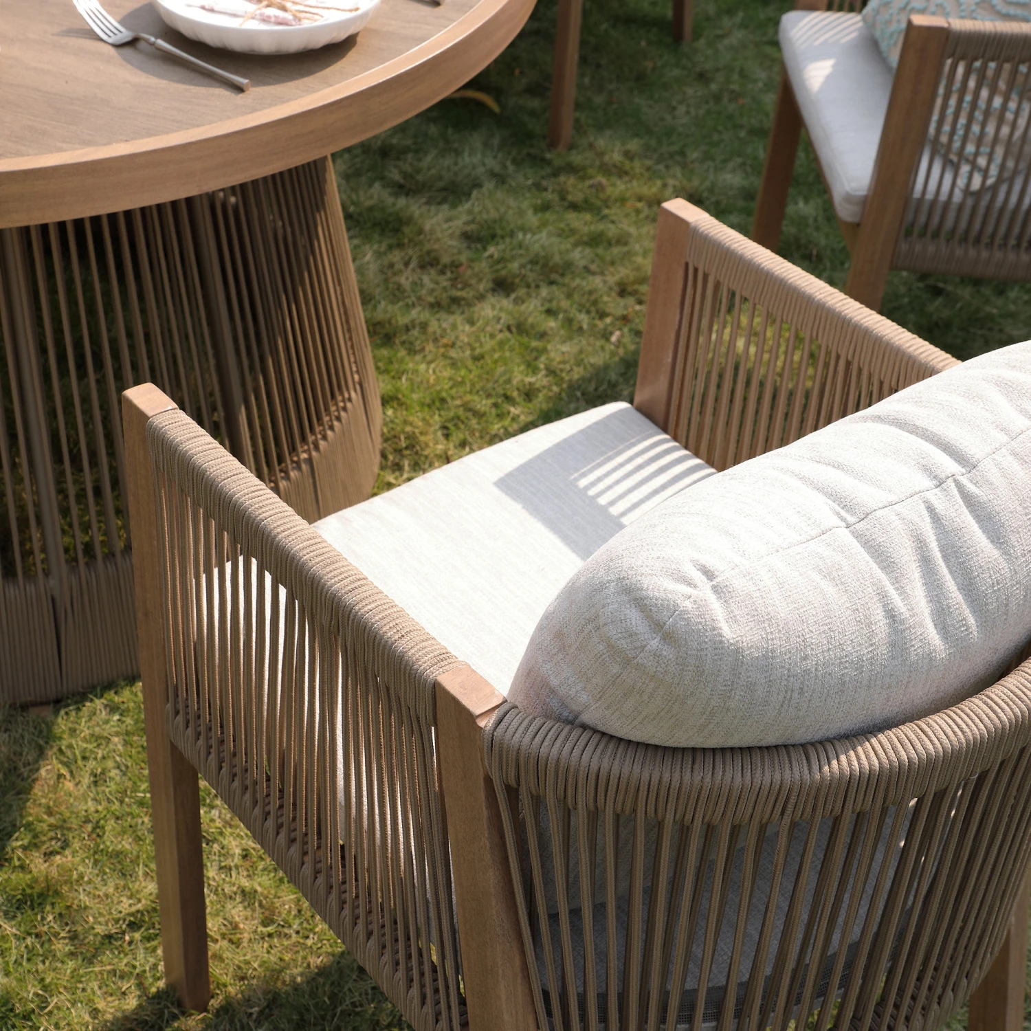 Pedra Rope And Aluminium Outdoor 6-Seater Round Dining Set, Natural 7 Pedra Rope And Aluminium Outdoor 6-Seater Round Dining Set, Natural - Image 7