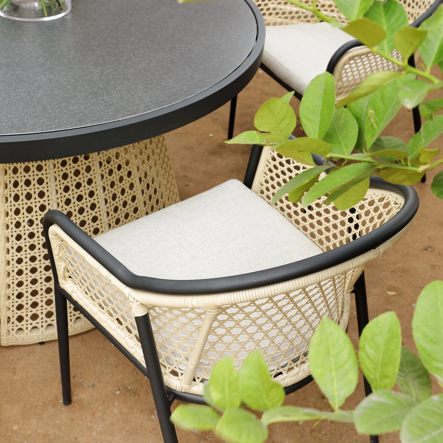 Pienza Outdoor Rattan 6-Seater Round Dining Set, Oatmeal Fabric With Black Frame 4 Pienza Outdoor Rattan 6-Seater Round Dining Set, Oatmeal Fabric With Black Frame - Image 4