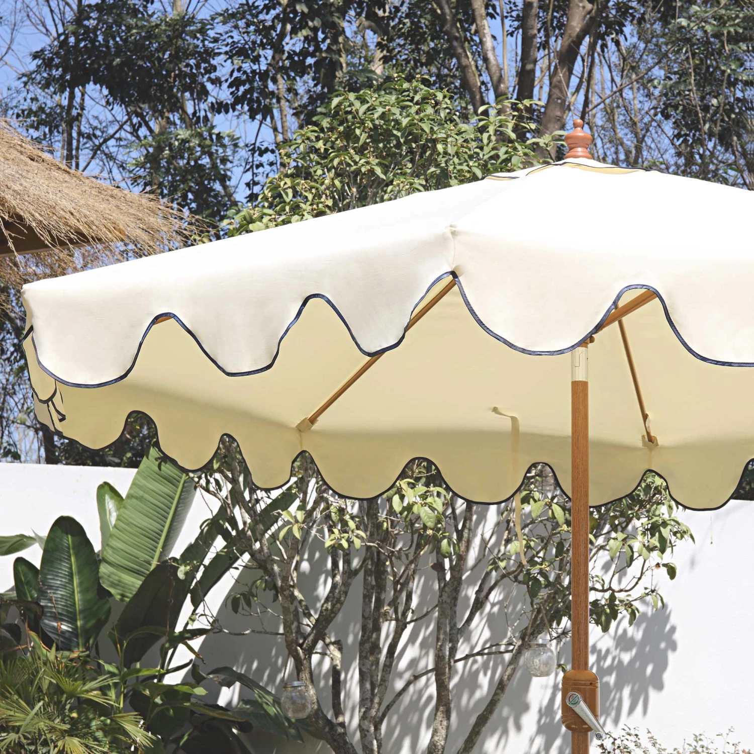 Beige 2.6M Octagonal Crank And Tilt Parasol With Navy Scalloped Edge 2 Beige 2.6M Octagonal Crank And Tilt Parasol With Navy Scalloped Edge - Image 2