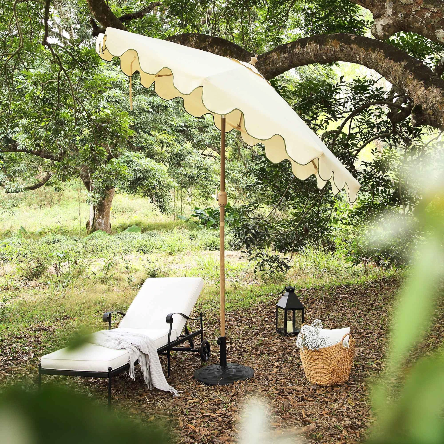 Beige & Grass Green Scalloped Octagonal Garden Parasol β 2.6m Crank and Tilt Outdoor Sun Shade 2 Beige & Grass Green Scalloped Octagonal Garden Parasol β 2.6m Crank and Tilt Outdoor Sun Shade - Image 2