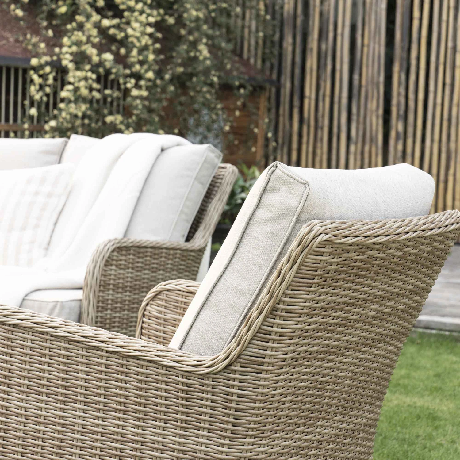 Hampshire Natural Round Wicker Rattan 7-Seater Sofa Set β Height-Adjustable Rising Table & Beige Cushions 6 Hampshire Natural Round Wicker Rattan 7-Seater Sofa Set β Height-Adjustable Rising Table & Beige Cushions - Image 6