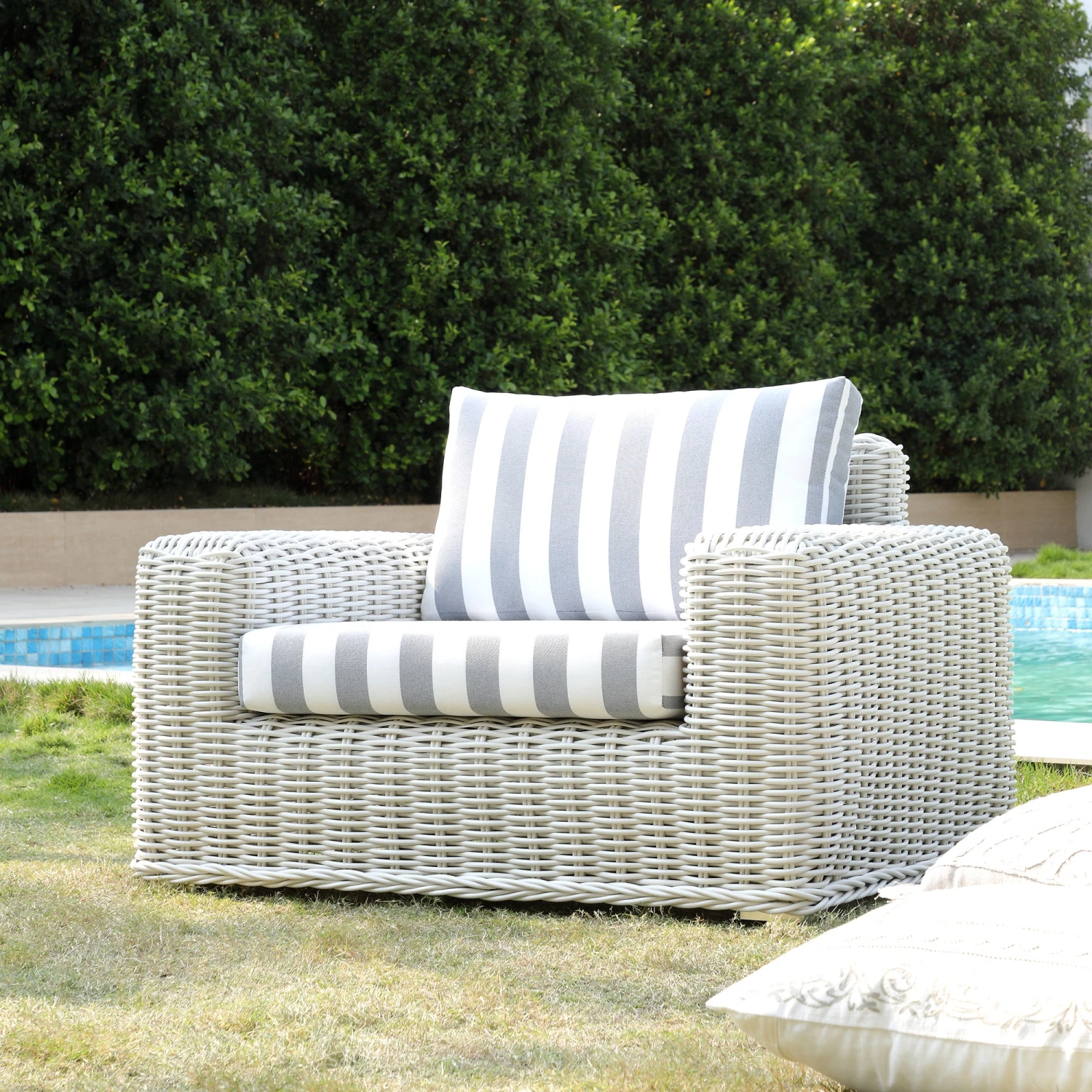 Bellagio Round Wicker Outdoor 1-Seater Sofa, White With Blue Stripes 2 Bellagio Round Wicker Outdoor 1-Seater Sofa, White With Blue Stripes - Image 2