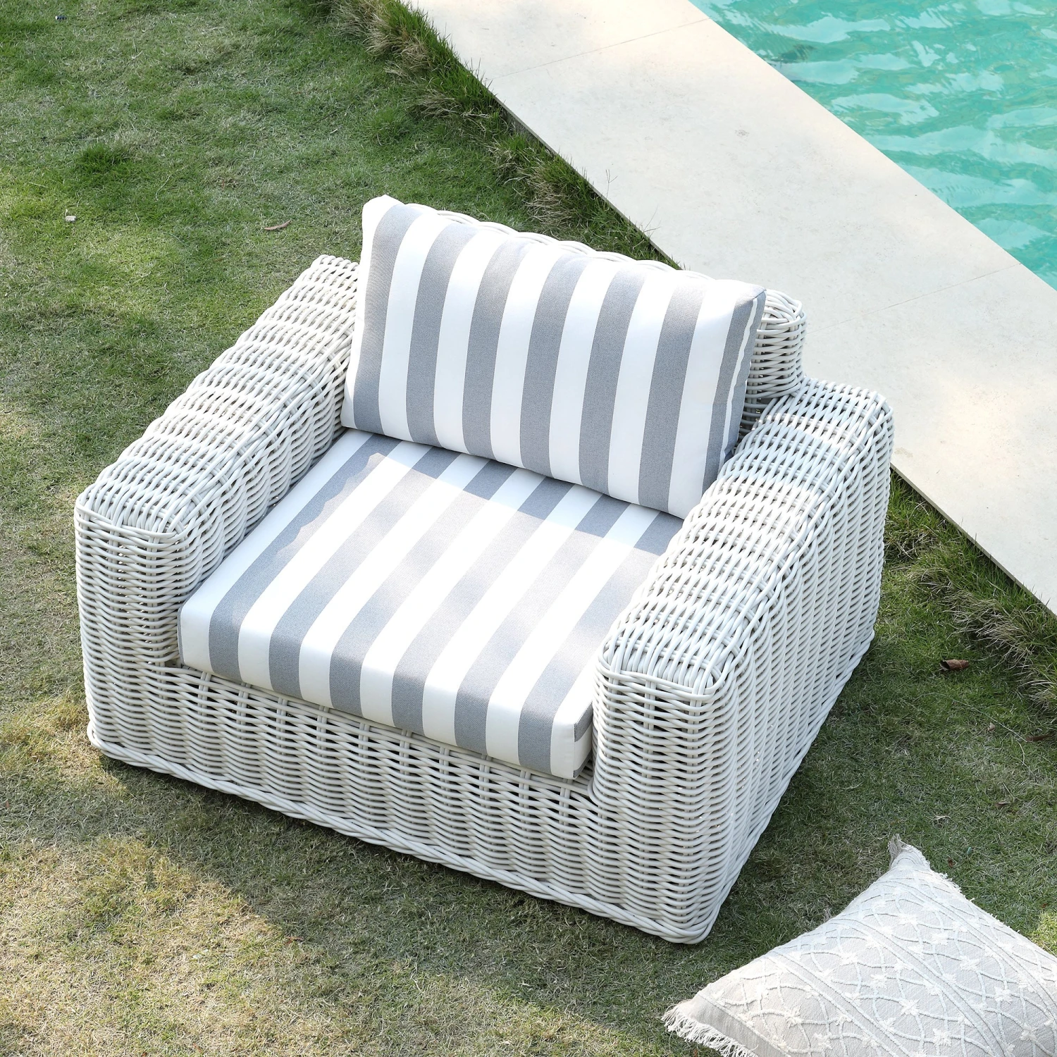 Bellagio Round Wicker Outdoor 1-Seater Sofa, White With Blue Stripes 3 Bellagio Round Wicker Outdoor 1-Seater Sofa, White With Blue Stripes - Image 3