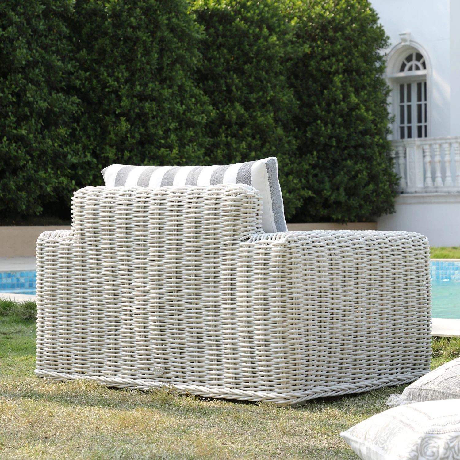 Bellagio Round Wicker Outdoor 1-Seater Sofa, White With Blue Stripes 4 Bellagio Round Wicker Outdoor 1-Seater Sofa, White With Blue Stripes - Image 4
